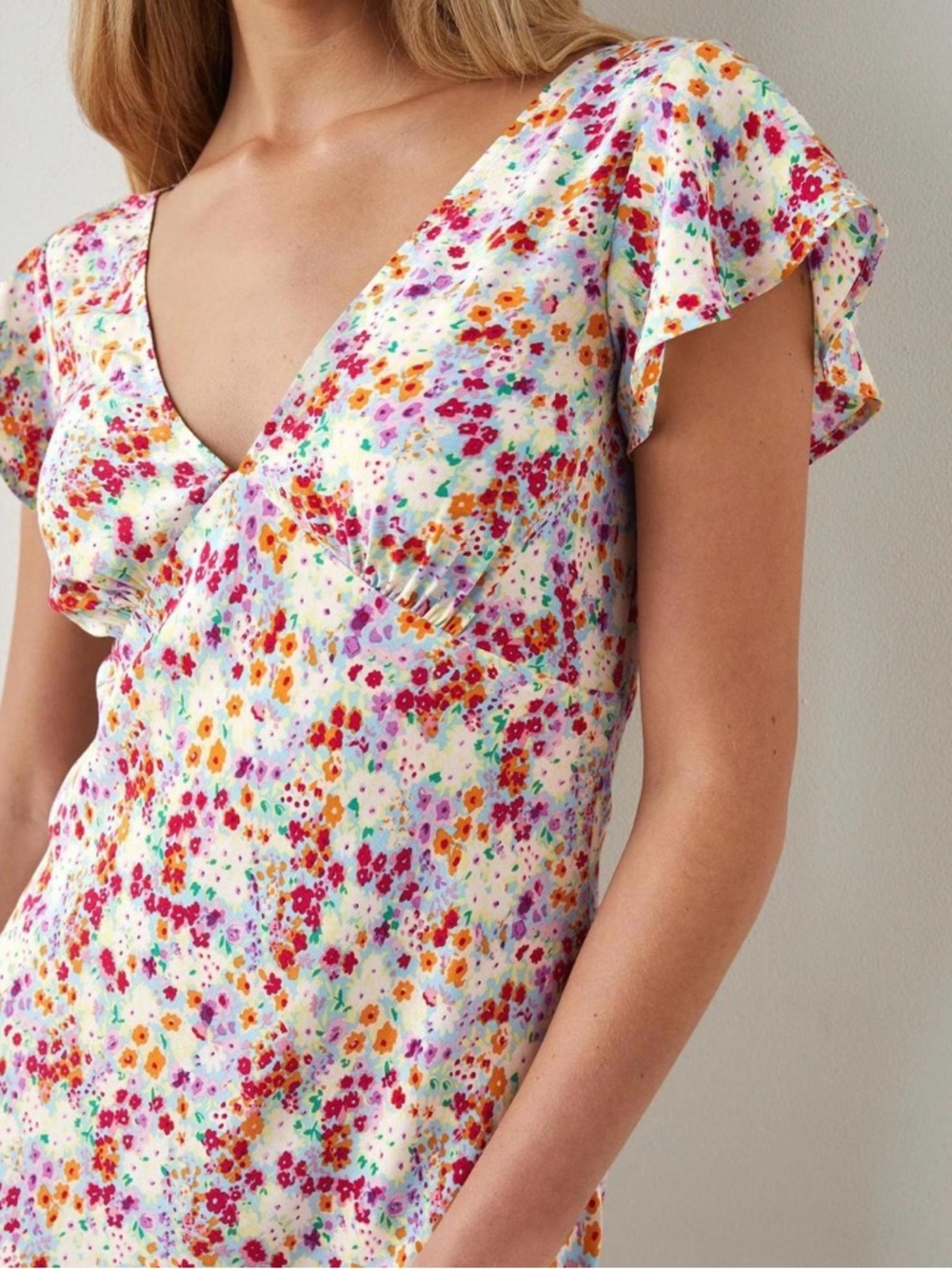 Rails Gigi Fluer V-Neck  Dress in Cream with floral print.